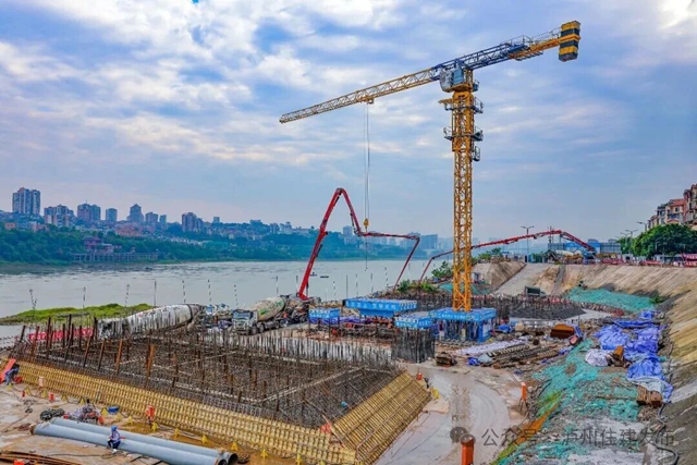 泸州长江五桥两岸拱座基础全部浇筑完毕，现场画面来了