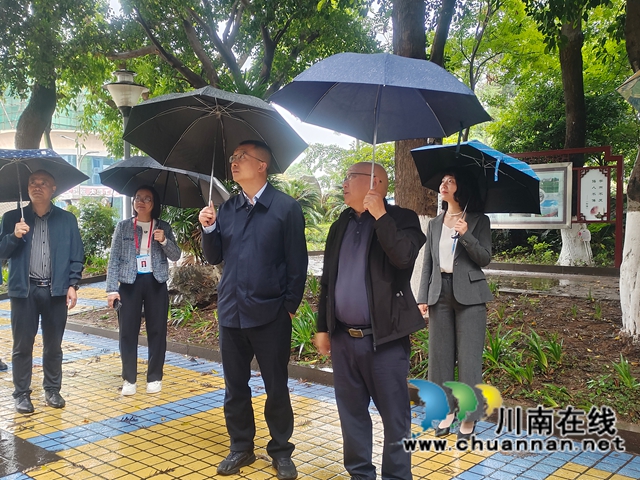 副县长徐波一行参观学校.jpg