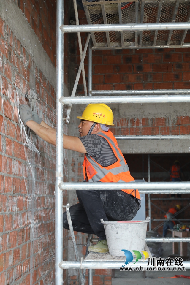 龙马潭区人民医院扩建项目（康养中心）施工人员正在进行抹灰前挂网工作（罗兴 摄）.JPG