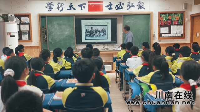 韩准辉给学生们讲邮票里的长征故事 (5).jpg