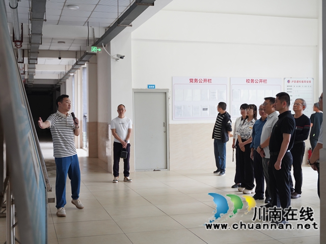 听取马湾校区相关建设介绍.jpg
