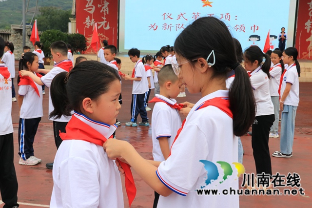 老队员为新队员佩戴红领巾 (3).JPG