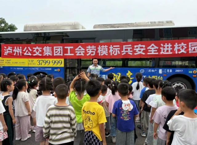 匠心传承 思政赋能|泸州公交深耕产改提质 劳模领航擦亮文明出行底色(图5) 公交5.jpg