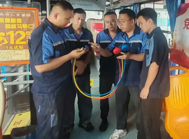 匠心传承 思政赋能|泸州公交深耕产改提质 劳模领航擦亮文明出行底色(图7) 公交7.jpg