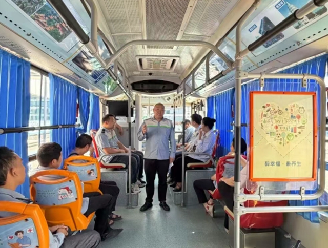 匠心传承 思政赋能|泸州公交深耕产改提质 劳模领航擦亮文明出行底色(图3) 公交3.jpg
