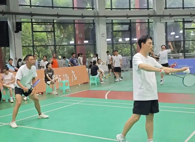 拍竞技展风采 以球会友促交流|泸县建校在泸州市首届“职教集团”羽毛球邀请赛斩获佳绩(图4) 羽毛4.jpg