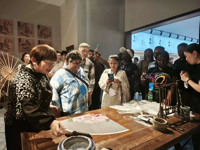 外交部转发：12国记者在古蔺重温四渡赤水