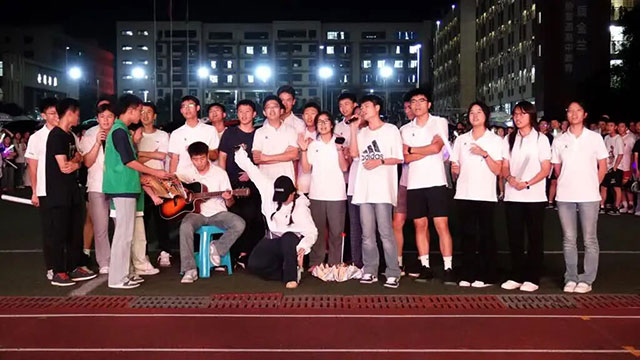 “花式解压”丨金兰高中草坪“音乐会” 清空师生压力“脑容量”