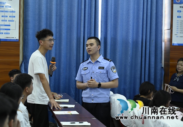 与学生互动2.JPG