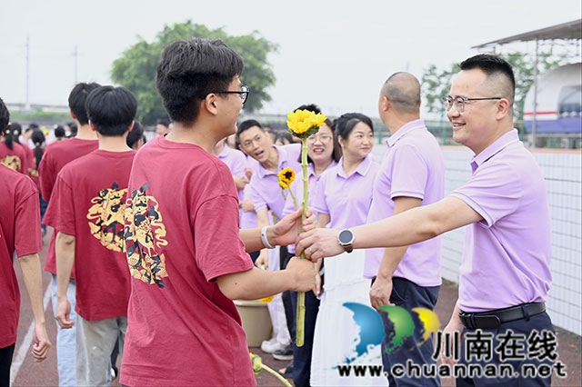 逐梦出征 不负韶华|泸县建校举行2026届高考出征仪式(图9) 老师送向日葵.jpg