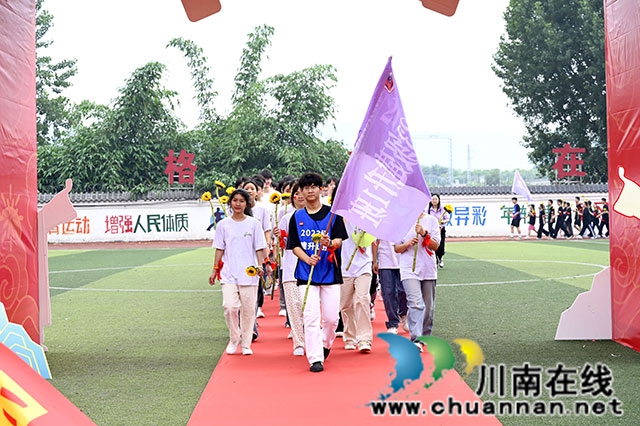 逐梦出征 不负韶华|泸县建校举行2026届高考出征仪式(图2) 过得胜门.jpg