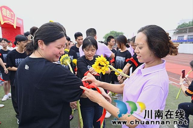 逐梦出征 不负韶华|泸县建校举行2026届高考出征仪式(图12) 系红丝带3.jpg