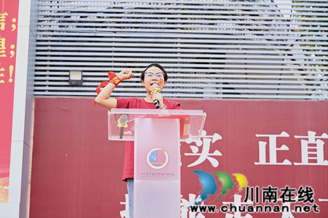 逐梦出征 不负韶华|泸县建校举行2026届高考出征仪式(图13) 学生领誓.jpg