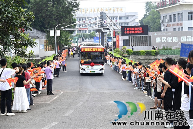 逐梦出征 不负韶华|泸县建校举行2026届高考出征仪式(图14) 门口欢送.jpg