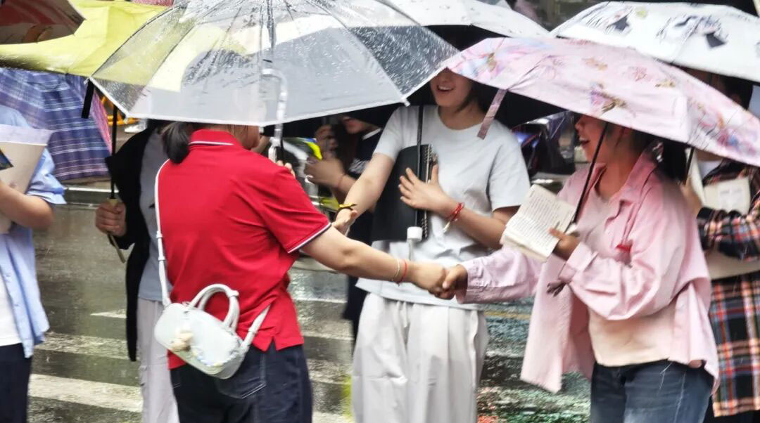 今天，你们奔赴考场——这场雨，是祝福，也是洗礼
