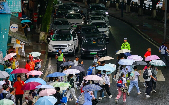 高考首日结束丨泸州考生,继续加油!(图1) 1.jpg