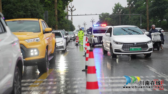 纳溪:民警爱心接力 骨折考生从容赴考(图2) 万象2.png
