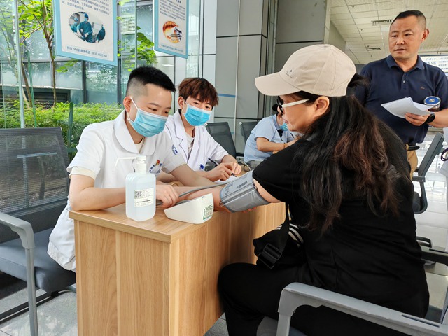 北京“心病界”顶尖团队到泸州开“健康早市”(图2) 2.jpg