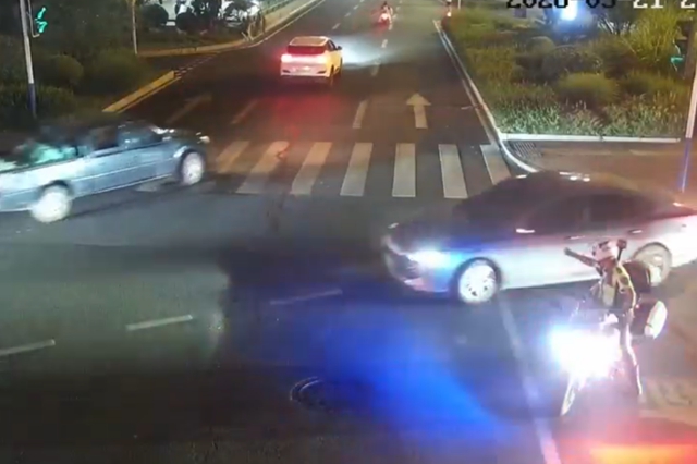 孩子突发疾病紧急送医,泸州交警、市民配合开出生命通道(图1) 人1.jpg