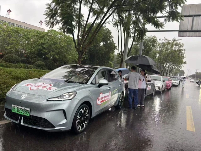 爱心护航 助力高考|泸州民建会员开展高考爱心送考活动(图1) 高考1.jpg