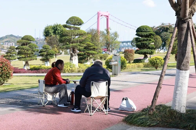 泸州公共座椅调查:小细节里的城市温度(图7) 7.jpg