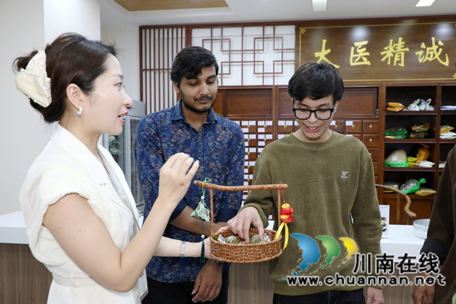 印度留学生走进龙马潭 沉浸式体验中医药文化
