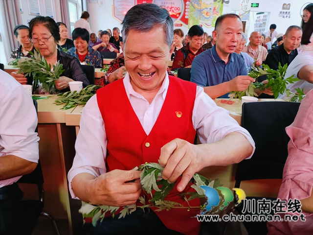 手工制作艾草花环（龙洪艳摄）.jpg