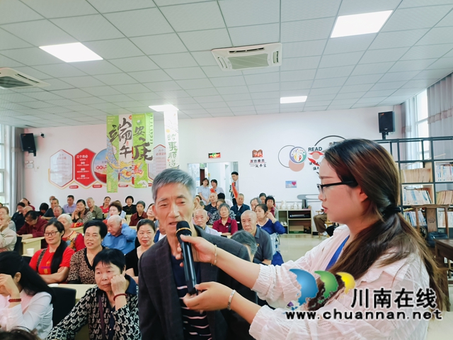 有奖问答（龙洪艳摄）.jpg