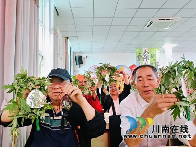 展示制作成果（龙洪艳摄）.jpg