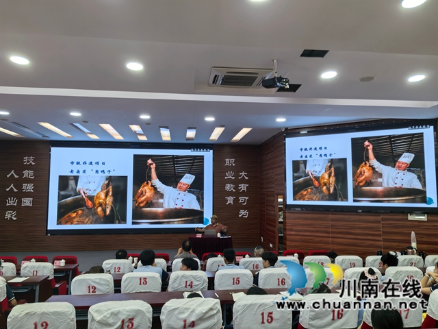 聚五老银辉传文脉 非遗浸润职教少年|泸州市、县关工委联合开展非遗文化进校园宣讲展演活动(图1) 讲座.jpg