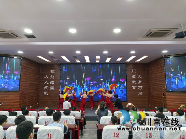 聚五老银辉传文脉 非遗浸润职教少年|泸州市、县关工委联合开展非遗文化进校园宣讲展演活动(图3) 古蔺花灯表演.jpg