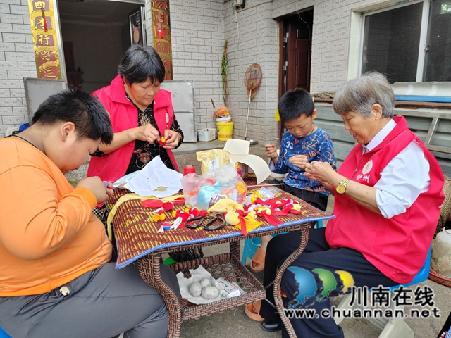 慰问送关爱 非遗种心田｜泸县玄滩镇关工委“五老”志愿者开展端午走访结对学子活动
