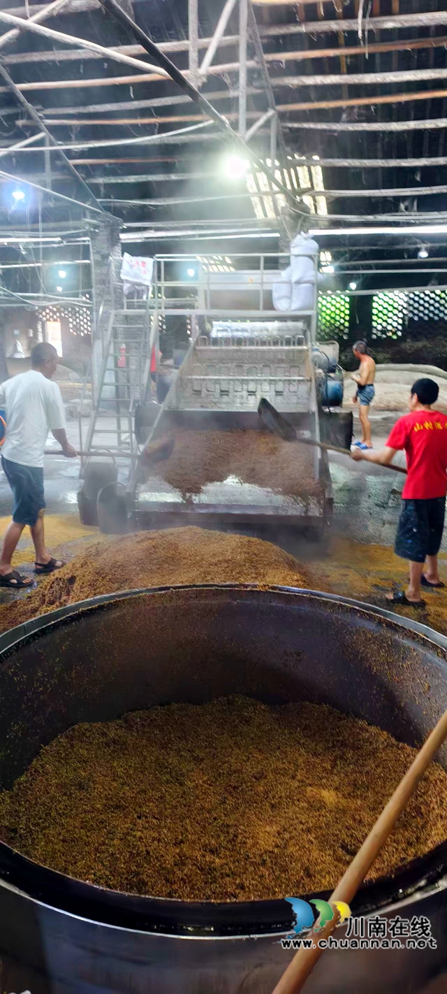 繁忙的生产车间.jpg