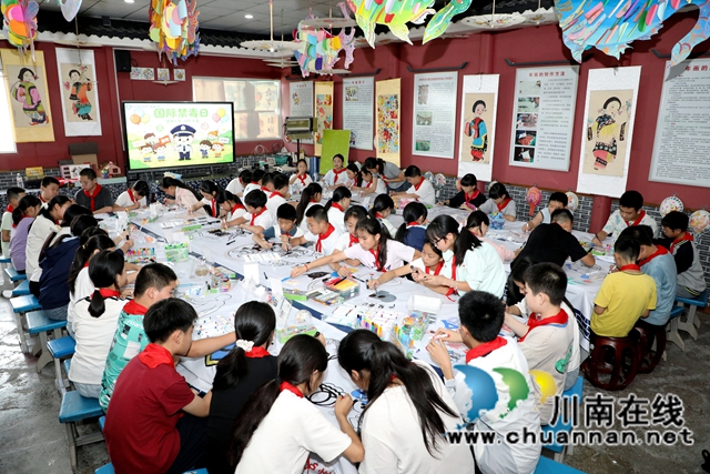 龙马潭：“民警科普+长卷创作” 校园禁毒宣传走新更走心