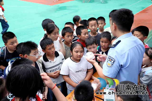 辖区民警结合青少年认知特点，用通俗易懂的语言深入浅出地讲解了传统毒品与新型毒品的种类、伪装形式及严重危害.JPG