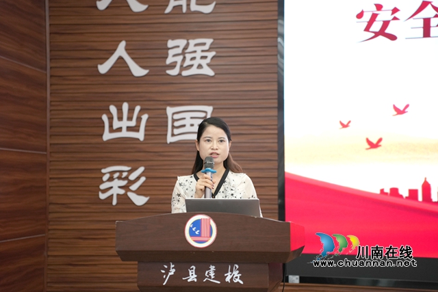 嘉明镇人民政府社会治理办公室主任支露做安全讲解.JPG