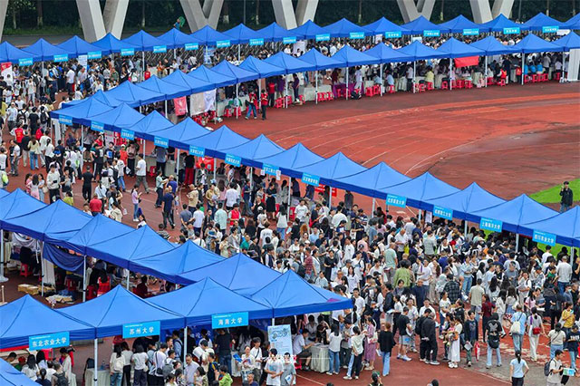 高考志愿怎么填？287所高校招生老师为4万余名泸州考生、家长现场“开方”