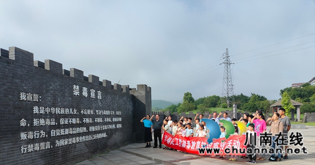 银发护青春 同心筑毒防｜泸县关工委法治工委联合玉蟾街道清溪社区开展老少联动禁毒宣传活动