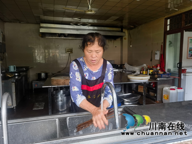 泸县毗卢镇返乡农民工易齐芬通过“蜀我·会找活”平台在当地生态农庄务工现场.jpg
