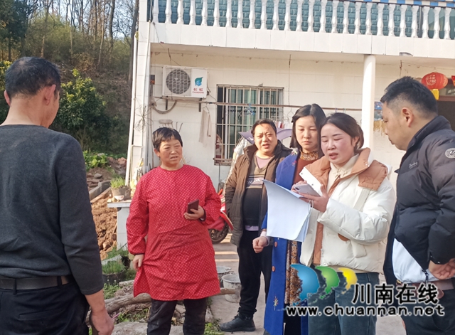 泸县云锦镇务经纪人田德燕（右二）在该镇冯石村摸排零散劳动力务工意愿.jpg