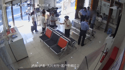 骗子差点得手!泸县多方联动,12分钟内保住村民一万多血汗钱(图3) 3.gif