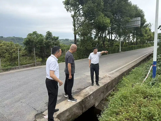 泸州白酒产业园区党工委书记张毅贤带队开展安全生产和防汛减灾督导检查(图1) 1.jpg