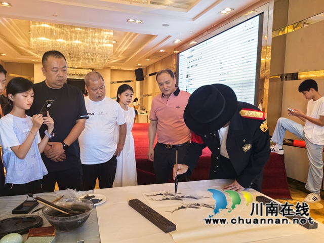 文化架桥助出海 艺韵交融谋新途|国际文化使者王杰克逊在泸州巨洋酒店开展企业公益见面会(图4) 现场画虾1.jpg