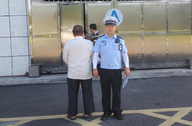 三轮车核载1人实载9人!泸县一驾驶员被行拘15日(图1) 三1.png