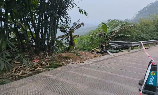 四川宜宾一小客车翻坠50米崖下致3名乘客死亡,事故调查报告出炉:司机将应采取的制动措施误操作为连续踩踏油门踏板,排除其人为故意嫌疑(图3) 江3.jpg