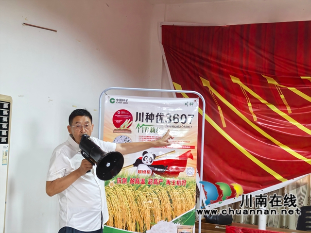 专家讲解（曾佐然摄）.jpg