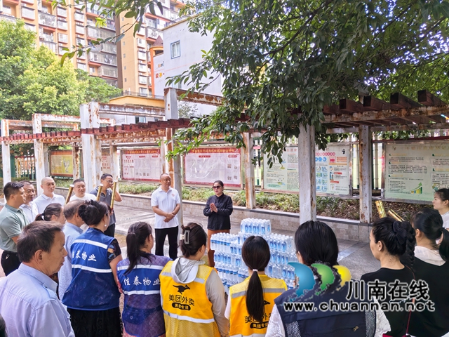 送清凉活动讲话（曾佐然摄）.jpg