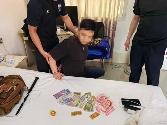 泸州公安开展深化扫黑除恶专项斗争第一轮集中收网行动(图2) 2.jpg
