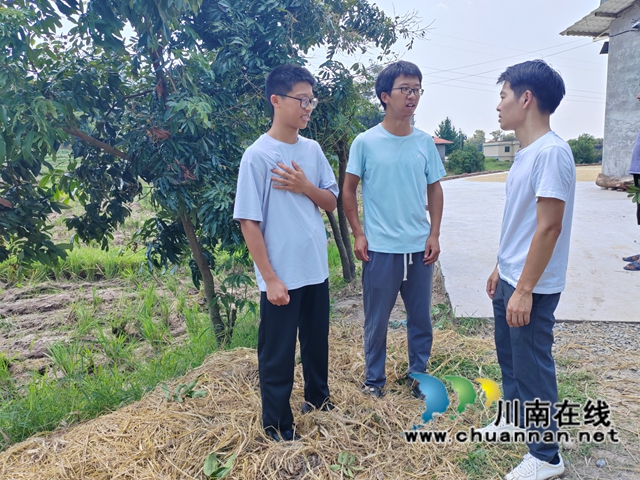 以初心回馈社会 用青春书写担当|泸县栋梁工程受助青年唐克好的成长答卷(图3) 唐克好走访受助对象.jpg