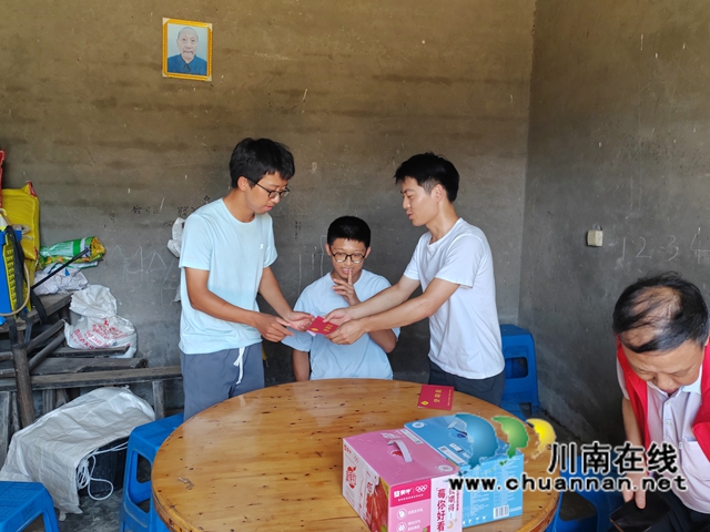 以初心回馈社会 用青春书写担当|泸县栋梁工程受助青年唐克好的成长答卷(图2) 送上资助金1.jpg